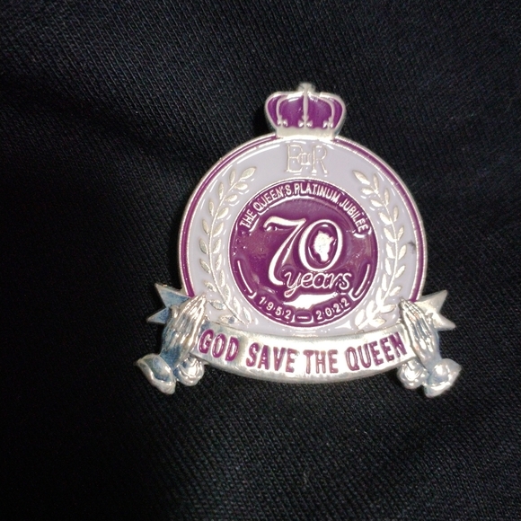 1952-2022 GOD SAVE THE QUEEN 70 YEARS Elizabeth II Pin Badge Brooch. New. - Picture 3 of 3